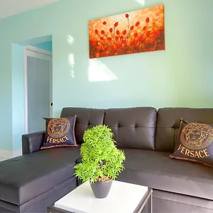 Lovely Apt Near Beach,downtown,24hr Security,pool , Nassau Bahamas