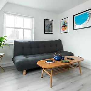 Newly Renovated One-bedroom, 99 Steps To The Sea , Brighton United Kingdom