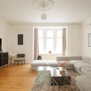 Apartment Large & Bright 3br W Whirlpool Near Metro, Copenhagen