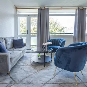 Entire 3 Bedroom Luxury In With Private Balcony , London United Kingdom